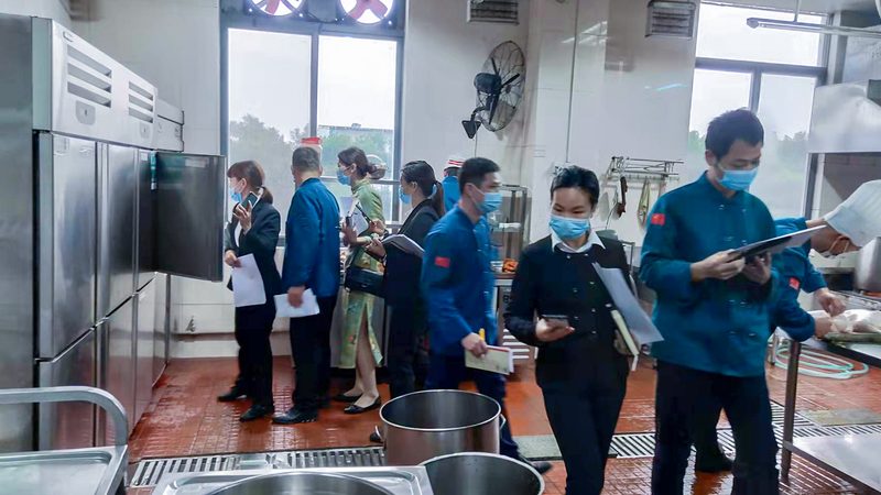 在众多坚果炒货品牌中，以下几款产品具有较高的品质和口碑，适合作为送礼佳品：